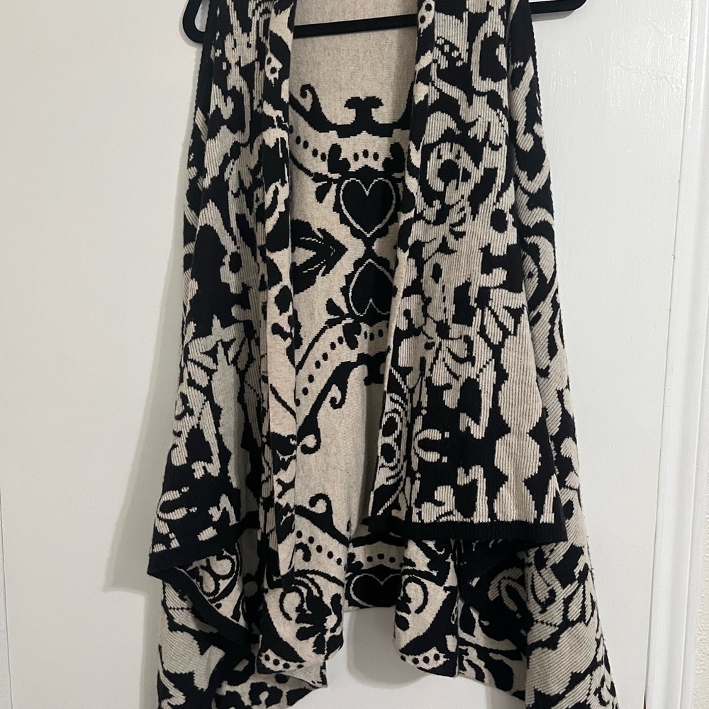 Woman’s Sweater vest Black and Beige